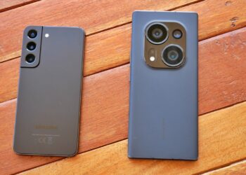 Tecno Phantom X2 5G vs Samsung Galaxy S22